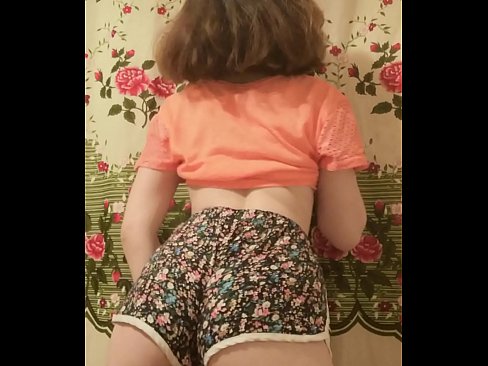 ❤️ Tânără sexy care se dezbracă de pantaloni scurți în fața camerei de filmat ❤️❌ at ro.pornogroupp.ru ❌